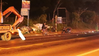 2 xe máy tông vào máy cày, 2 người bị gãy chân