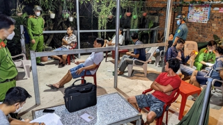 Hai tụ điểm cá độ bóng đá núp bóng quán giải khát ở Trà Vinh