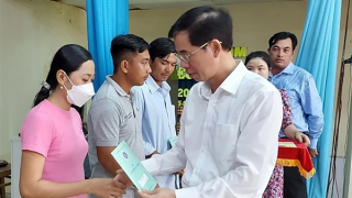 Trao tặng sổ BHXH, thẻ BHYT cho người dân Trà Vinh, Sóc Trăng