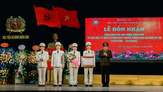 Khoa An ninh xã hội đón nhận Bằng khen của Thủ tướng Chính phủ