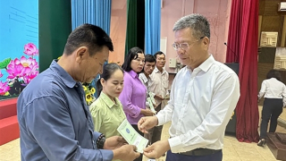 Mang Tết sớm đến với người dân nghèo