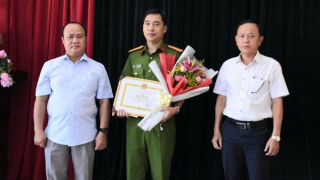 Khen thưởng đơn vị triệt phá đường dây sản xuất tân dược giả