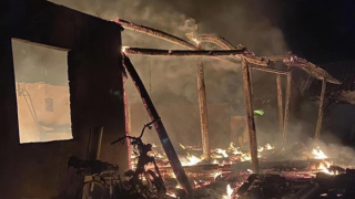 Mâu thuẫn tình cảm, đổ xăng đốt nhà bạn gái