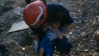 Cứu sống bé gái rơi xuống hố ép cọc bê tông sâu 15m