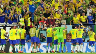 Đối diện một bức tường