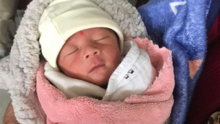 Bé trai sơ sinh bị bỏ rơi trong căn nhà hoang