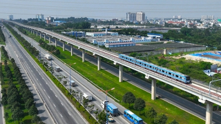 Ngắm đoàn tàu metro số 1 lần đầu tiên lăn bánh sau 10 năm xây dựng