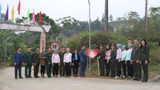 Phụ nữ Bộ Công an: Tặng cây giống, trao quà hỗ trợ người dân nghèo vùng cao