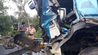 Tài xế xe tải bị dập hai chân sau va chạm với xe container