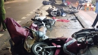 Tài xế lái ô tô có hơi men tông liên tiếp 8 xe máy rồi bỏ chạy