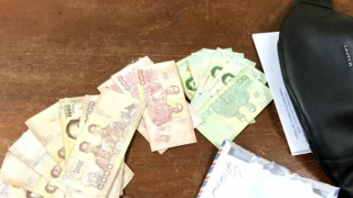 Ném vỡ hàng loạt cửa kính ô tô để trộm tài sản trong xe