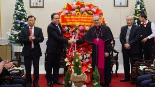 Phó Chủ tịch Thường trực Quốc hội Trần Thanh Mẫn chúc mừng Giáng sinh Tổng Giáo phận Huế