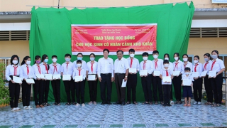 Agribank trao 100 suất học bổng cho học sinh tỉnh Trà Vinh