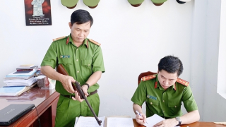 Người dân giao nộp 2 súng quân dụng cho Công an