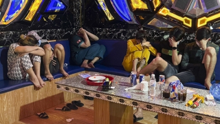 Bắt quả tang nhóm thanh niên tụ tập bay lắc trong quán karaoke