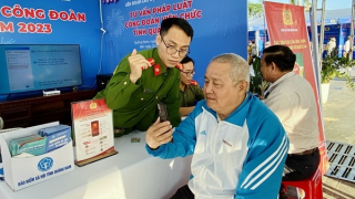 Tổ công tác Đề án 06 mở "gian hàng" chuyển đổi số tại chợ Tết Công đoàn 2023