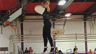 Đi trên dây qua đoạn đường xa nhất bằng… giày cao gót