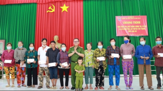 Trao tặng máy tính, quà hỗ trợ người dân nghèo và Công an xã