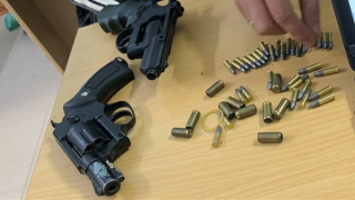 Tập thể dục phát hiện 2 khẩu súng rulô và hàng chục viên đạn