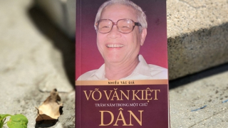 Giao lưu ra mắt sách “Võ Văn Kiệt - Trăm năm trong một chữ Dân”