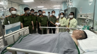 Phó trưởng Công an phường bị đâm trọng thương khi làm nhiệm vụ