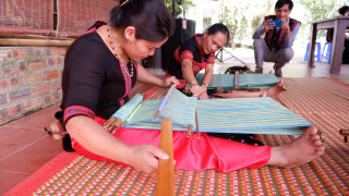 Trưng bày – Trình diễn di sản nghề dệt thổ cẩm của người Cơ Tu