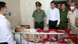 Thứ trưởng Lê Quốc Hùng thăm hỏi Đại úy Công an bị dao đâm trúng tim khi làm nhiệm vụ