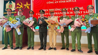 Khen thưởng Ban chuyên án bắt giữ đối tượng mang súng vận chuyển 22 bánh heroin