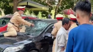 Tạm giữ tài xế đâm CSGT văng lên nắp capo rồi bỏ chạy