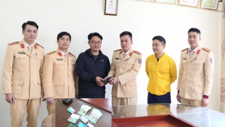 Trao trả chiếc ví cho chuyên gia Hàn Quốc đánh rơi khi đi chơi Noel