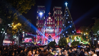 Người dân Hà Nội đón Giáng Sinh an lành