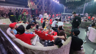 Nhiều dân "bay" tháo chạy khi Công an kiểm tra quán bar