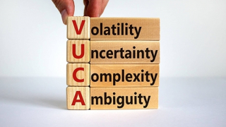 Dĩ bất biến, trong thế giới vạn biến