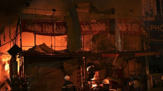 Nhanh chóng dập tắt đám cháy quán sửa xe 176 Hoàng Công Chất