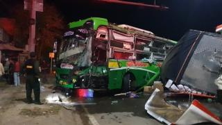 Xe khách giường nằm va chạm xe tải làm hàng chục người bị thương