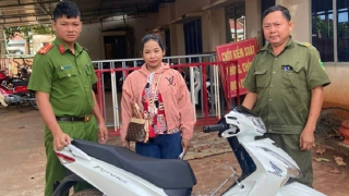 Công an xã trao trả 2 xe mô tô người dân mất trộm