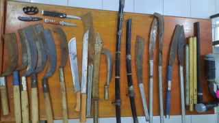 Bắt hai vụ tàng trữ súng và hung khí nguy hiểm