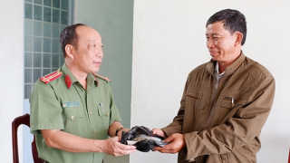 Biểu dương người nhặt được số tiền lớn gửi Công an trả lại người đánh rơi