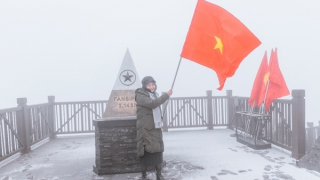 Du khách ngất ngây ngắm tuyết trên đỉnh Fansipan