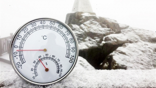 Fansipan dưới 0 độ C, mưa tuyết rơi trắng xóa