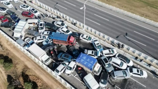 Hỗn loạn cảnh hàng trăm xe đâm nhau trên cầu