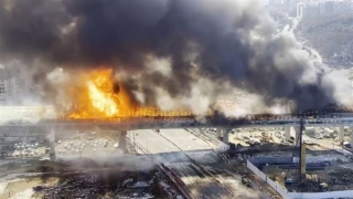 Xe buýt va chạm xe tải gây cháy hầm cao tốc, ít nhất 6 người chết