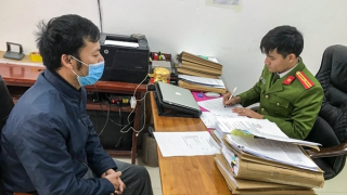 Khởi tố Phó GĐ Trung tâm Giáo dục đâm CSGT văng lên nắp capo rồi bỏ chạy