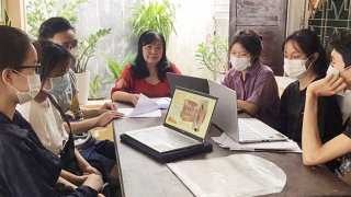 Người phụ nữ viết hàng trăm bức thư xin học bổng cho sinh viên nghèo