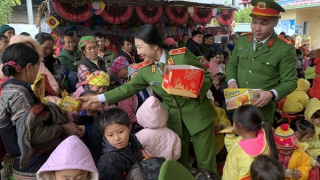 Trao quà Tết tại 2 xã biên giới khó khăn của huyện Mù Căng Chải