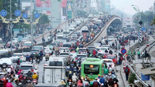 Phố xá Hà Nội ngày làm việc cuối năm, ùn tắc khắp ngả