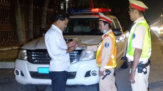 Tạm giữ ô tô tài xế vi phạm nồng độ cồn nhưng bất hợp tác