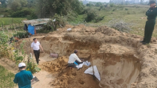 Cuốc đất trồng rau, hoảng hốt phát hiện bộ xương người