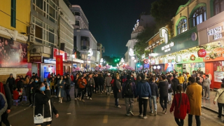 Đường phố Hà Nội đông nghẹt người trong đêm giao thừa dương lịch