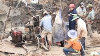 Vụ bé trai bị lọt vào trụ bê-tông: “Còn nước còn tát”